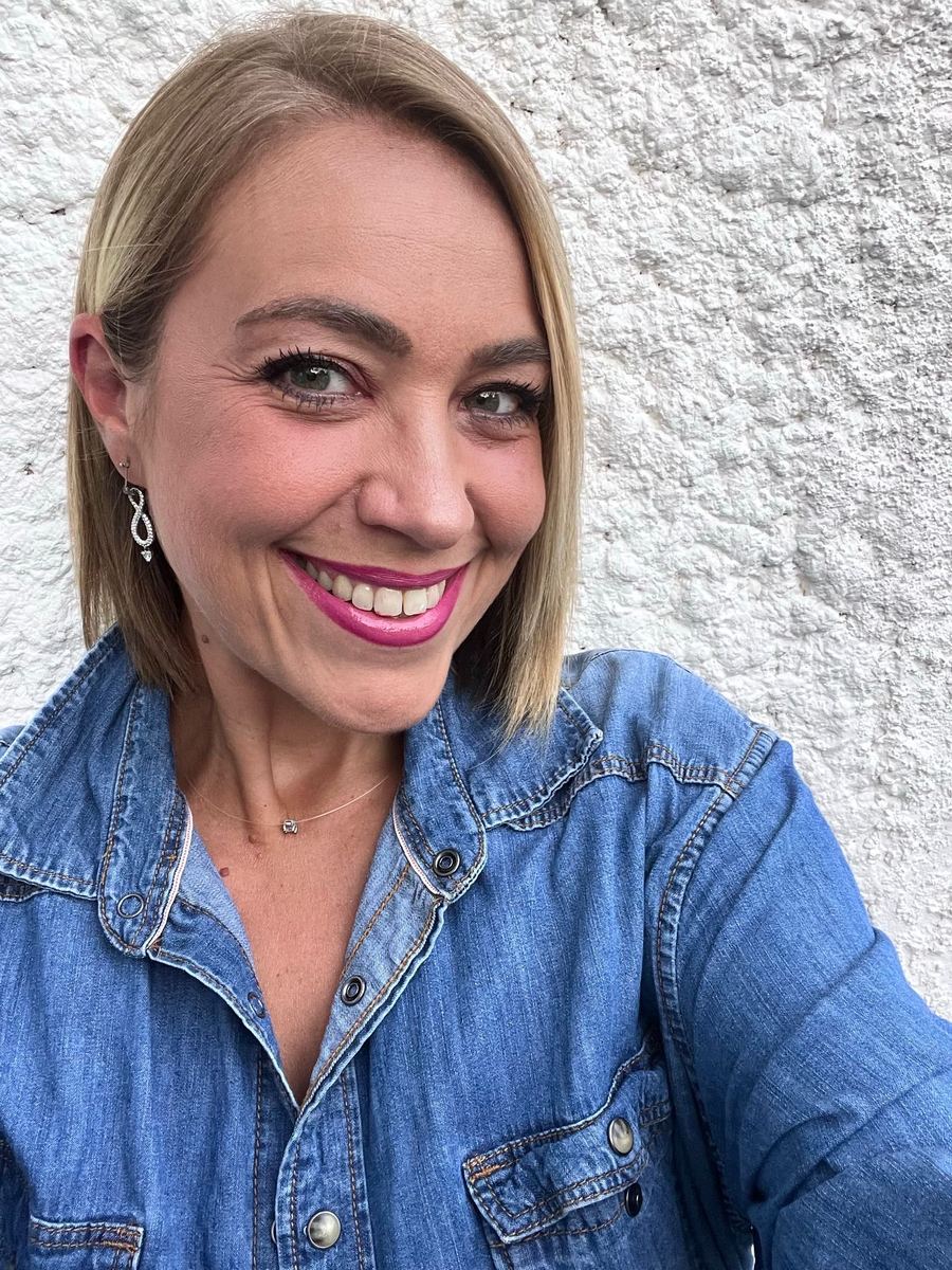 Portrait souriant d'Élodie